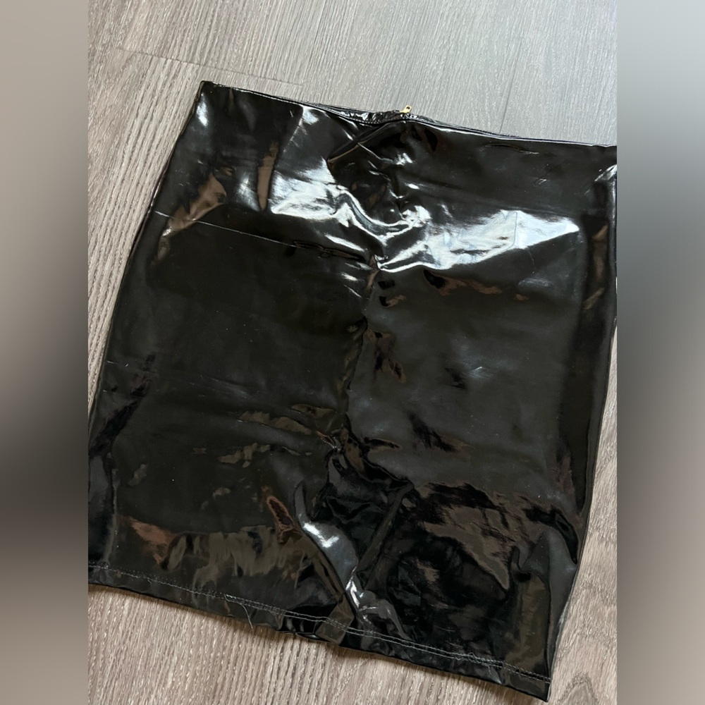 FOREVER 21 SHINY VYNL MINI SKIRT